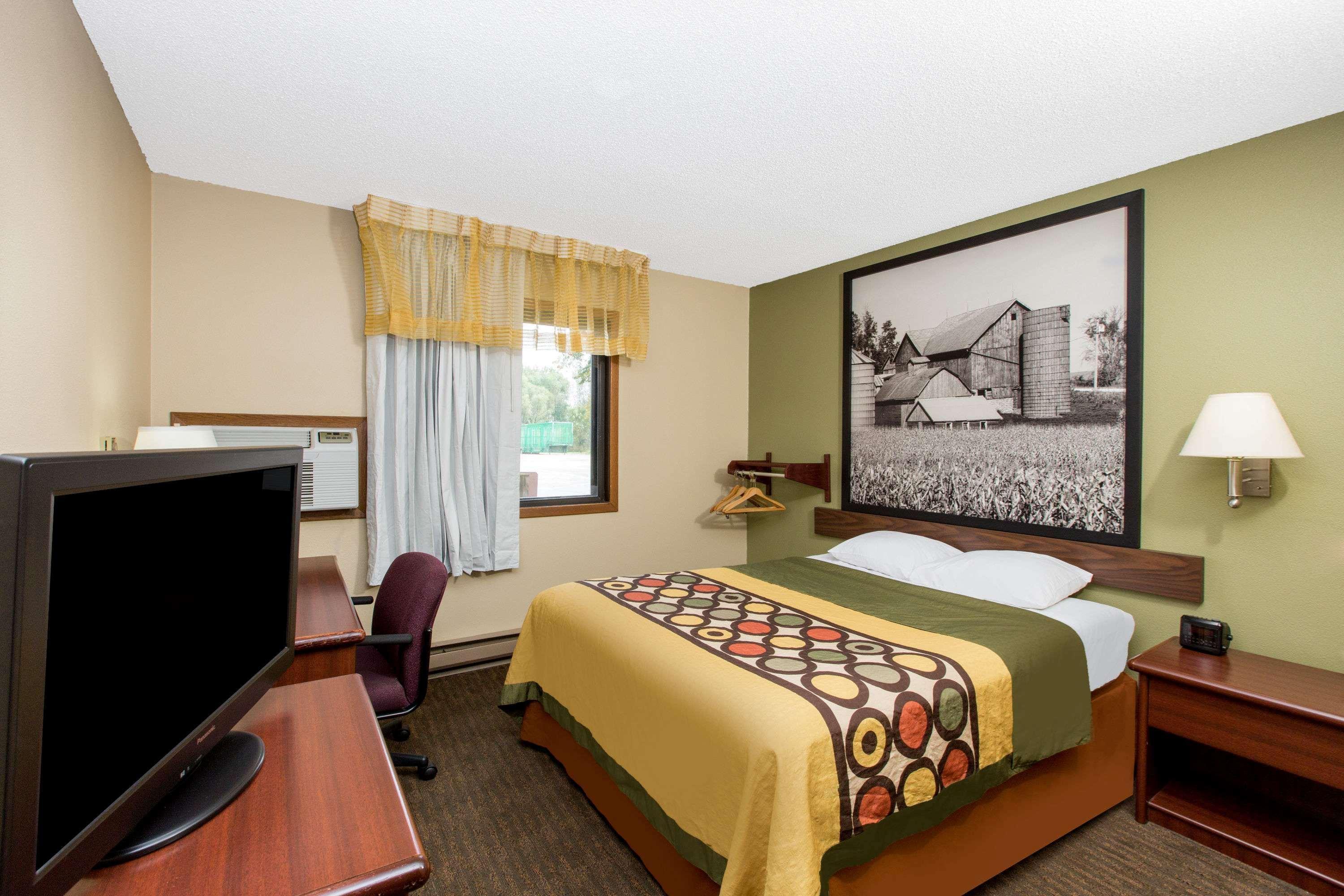 Super 8 By Wyndham Fairmont Otel Dış mekan fotoğraf
