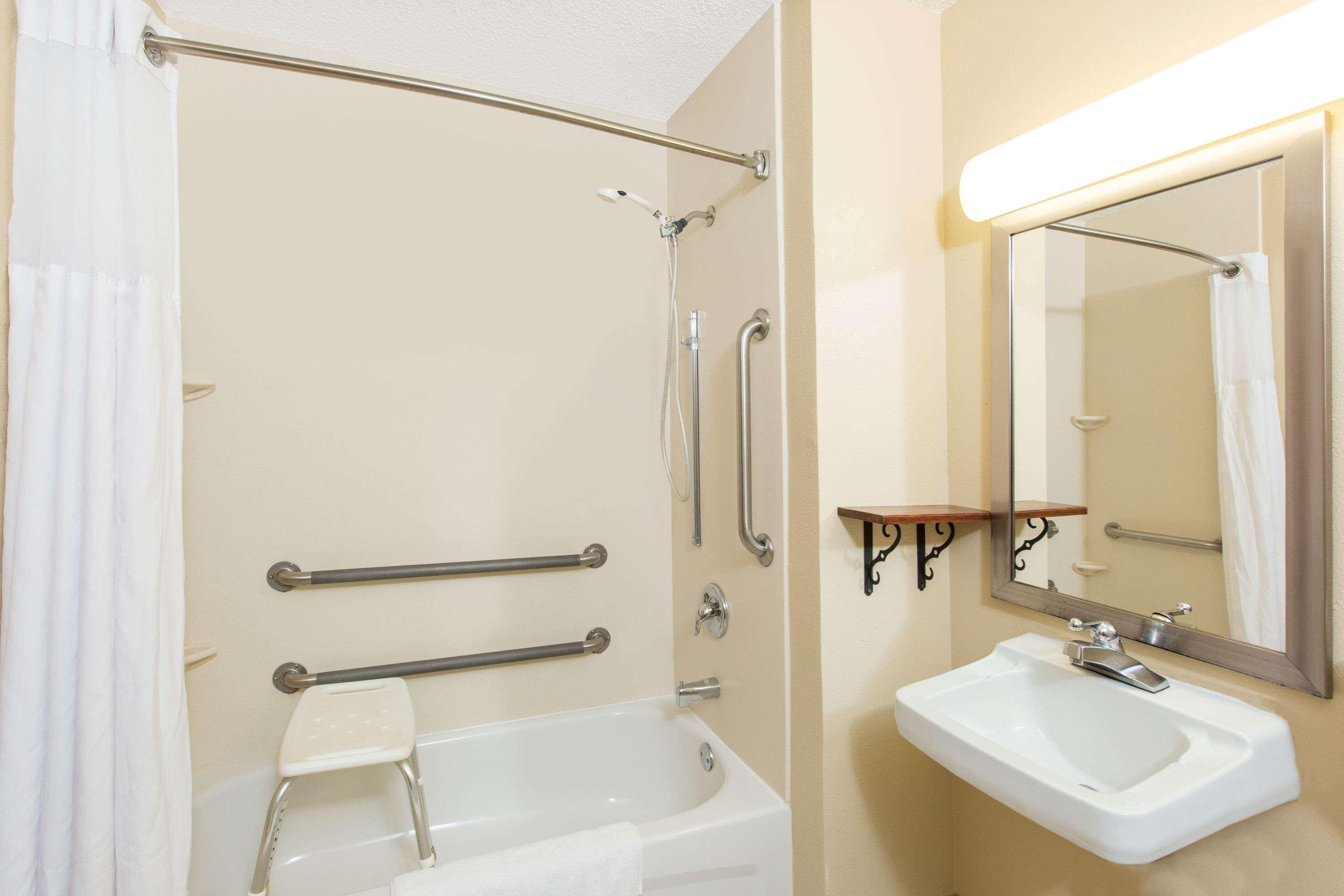 Super 8 By Wyndham Fairmont Otel Dış mekan fotoğraf