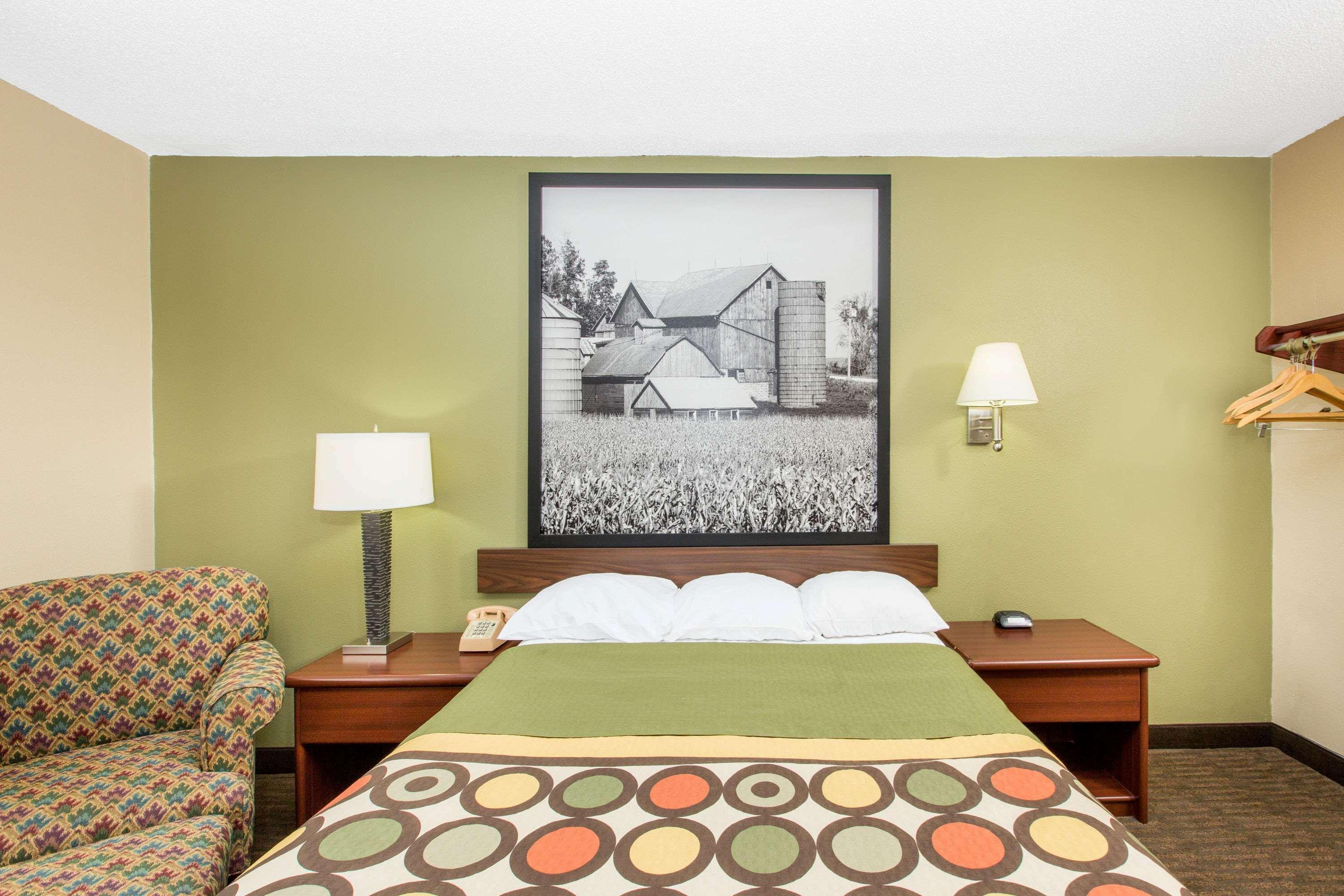 Super 8 By Wyndham Fairmont Otel Dış mekan fotoğraf