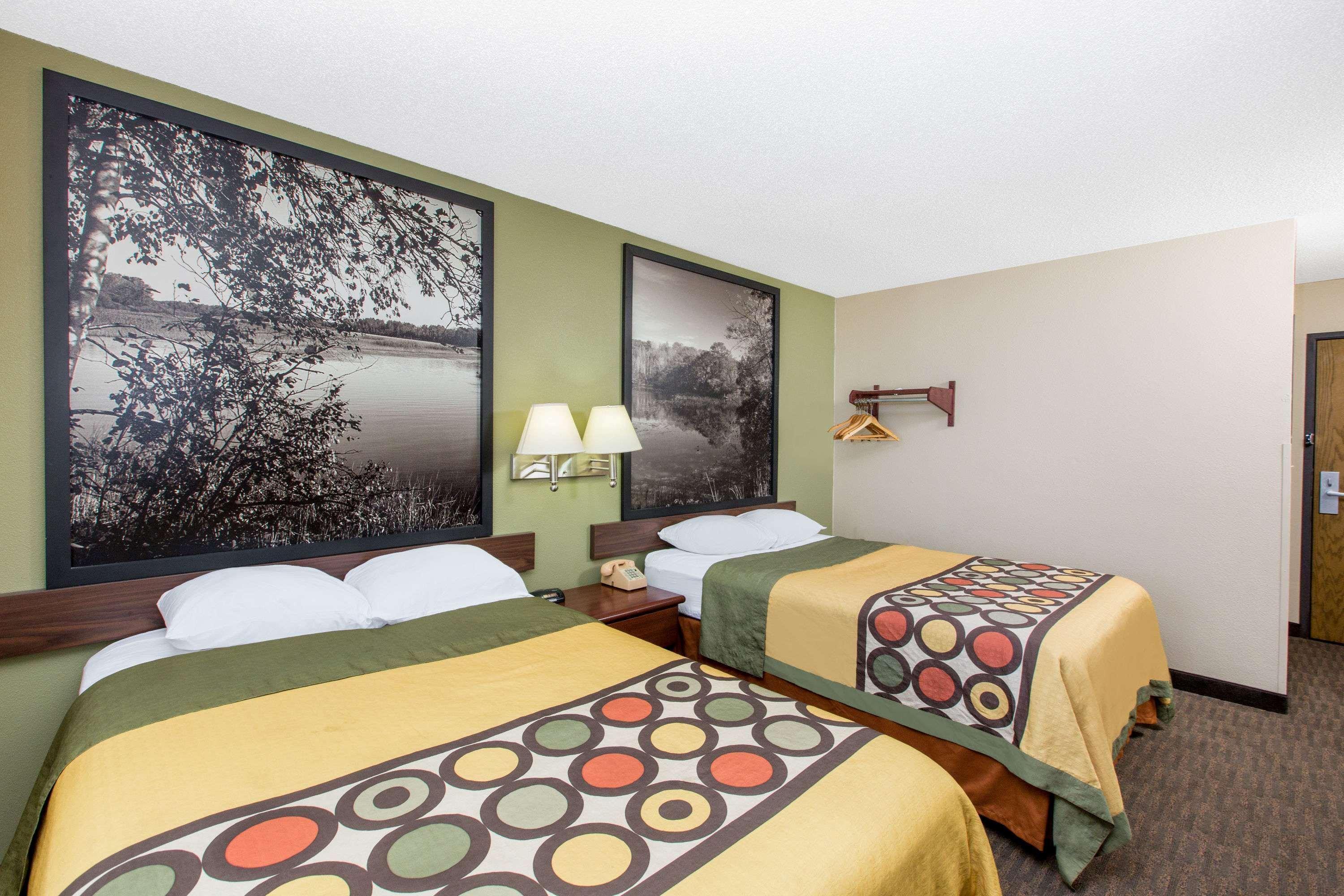 Super 8 By Wyndham Fairmont Otel Dış mekan fotoğraf