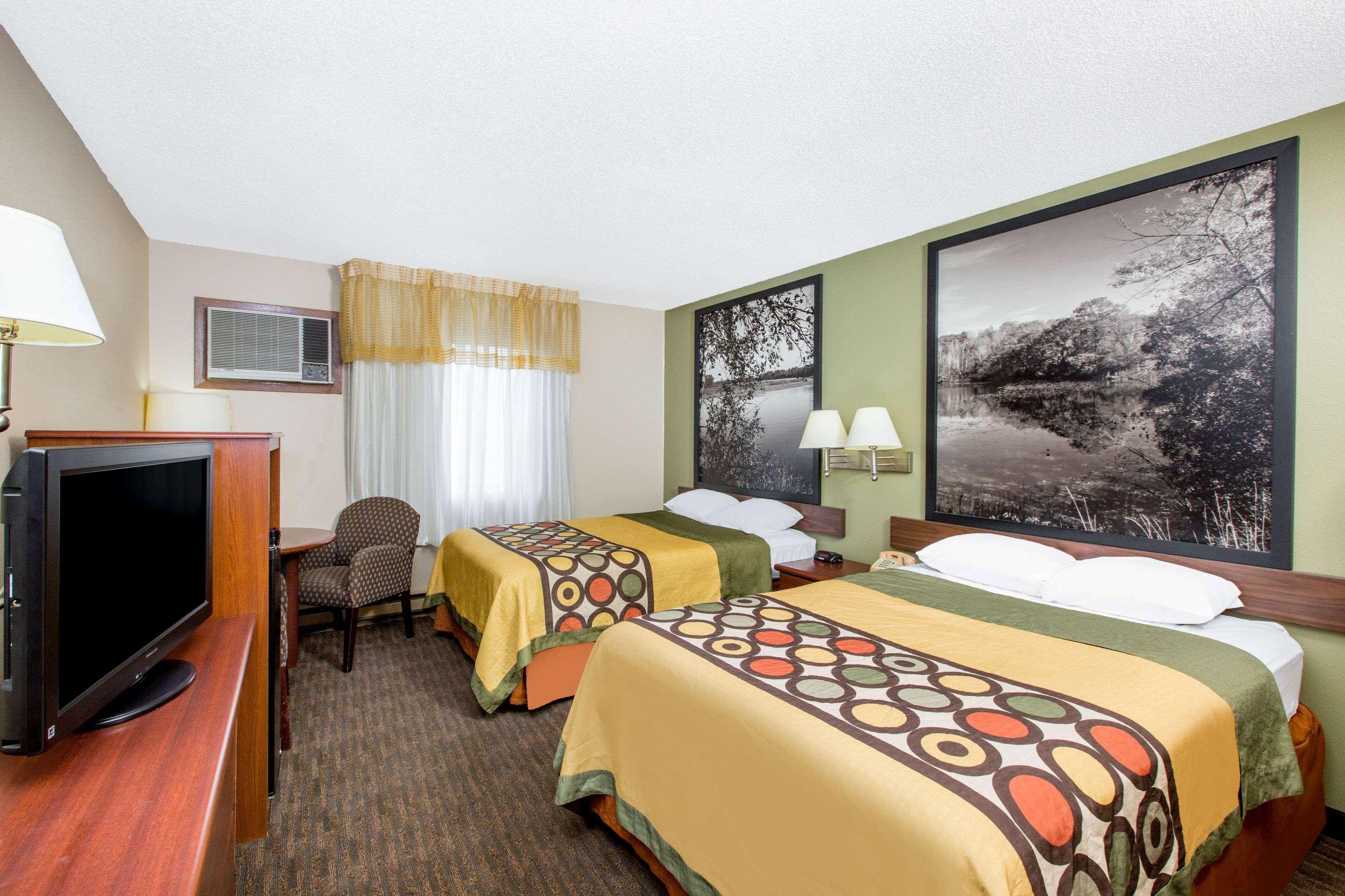 Super 8 By Wyndham Fairmont Otel Dış mekan fotoğraf