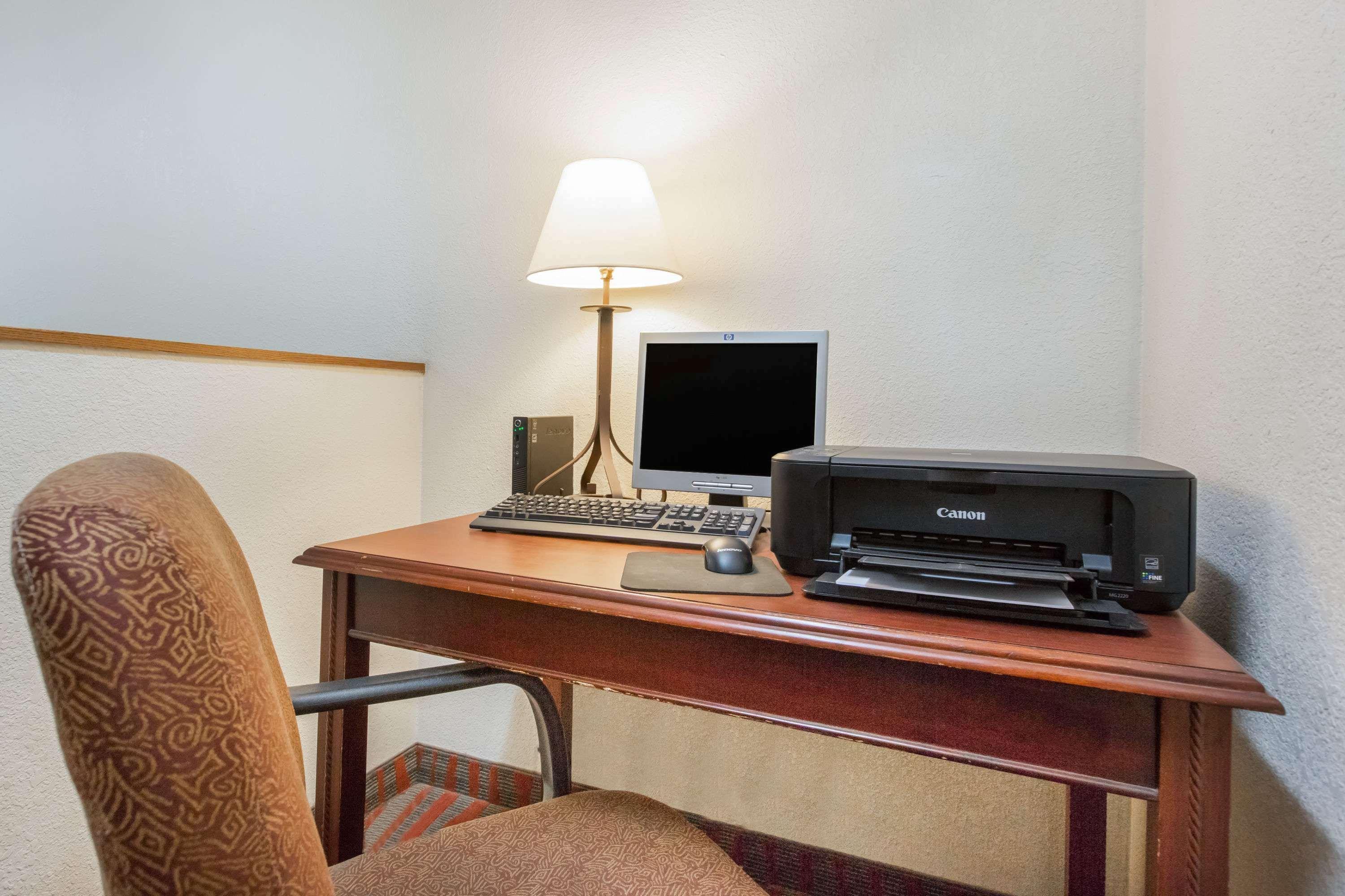 Super 8 By Wyndham Fairmont Otel Dış mekan fotoğraf