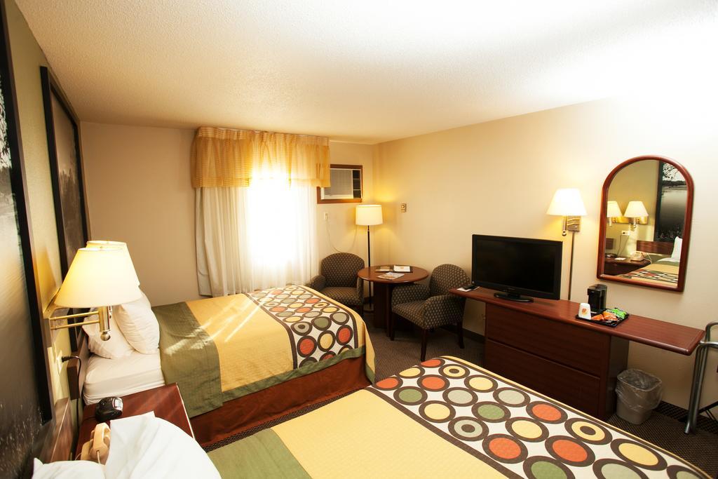 Super 8 By Wyndham Fairmont Otel Dış mekan fotoğraf